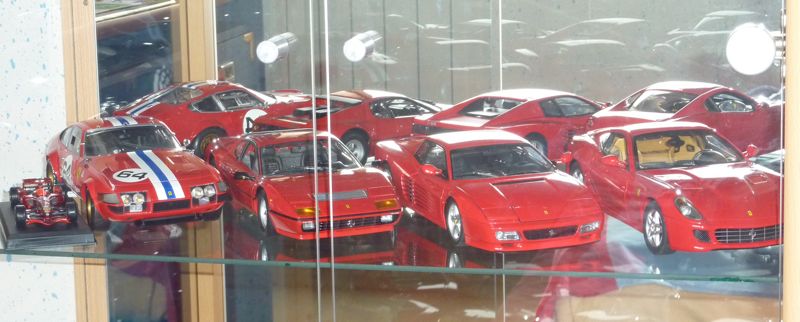 8 voitures au 1/18 avec vitrine d'exposition