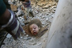 Palestine Occupee - tête de bébé sortant des décombres suite à un bombardement