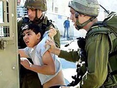Palestine Occupee - soldatesque sioniste emmenant un enfant