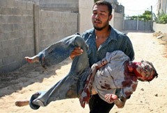 Palestine Occupee - homme portant un enfant victime de la barbarie sioniste