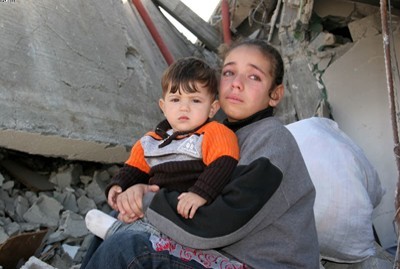 Palestine Occupée - jeune-fille et petit enfant dans les décombre d'un bâtiment effondré dans un bombardement