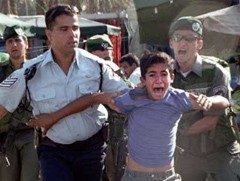 Palestine Occupee - brimade et arrestation sur un enfant palestinien apeuré