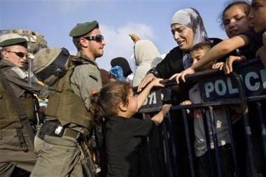 Palestine Occupee - femmes et enfants embarqués dans une bétaillière militarisée, par la soldatesque sioniste