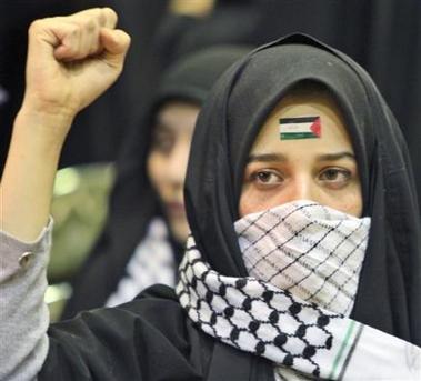 Palestine Occupee - jeune-femme Palestinienne prête pour le combat