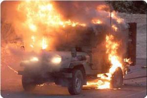 Palestine Occupee - véhicule militaire sioniste en feu