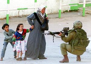 Palestine Occupee - famille terrorisee passant près d'un sniper sioniste