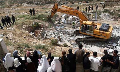 Palestine Occupee - l'entreprise sioniste de démolition et d'expropriation à l'oeuvre, rasant des maisons devant un peuple Palestinien réduit à l'impuissance