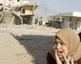 Palestine Occupée - jeune-fille horrifiée au milieu des ruines de Gaza