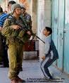 Palestine Occupee - soldat sioniste menace de son arme, à bout portant, un enfant