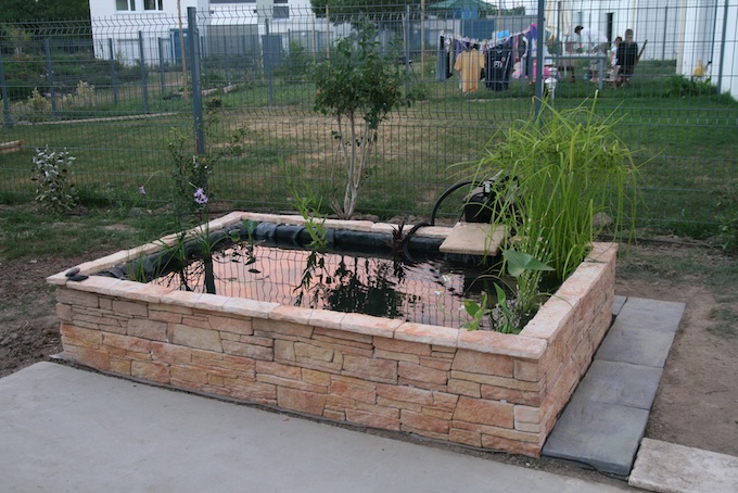 bassin de jardin hors sol en pierre