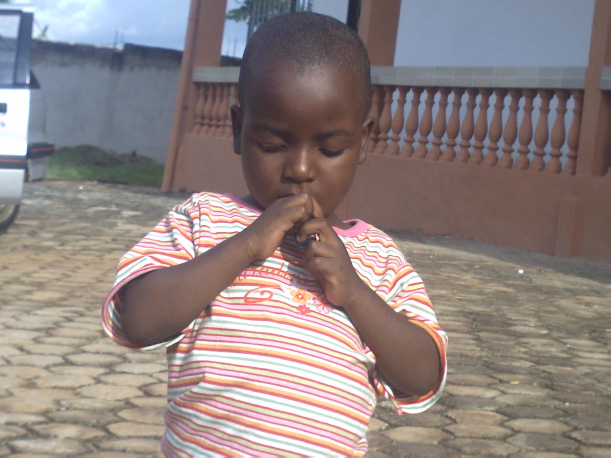 Sur Mes Epaules Tu Batiras Ton Monde RIEN A T'OFFRIR - Orphelinat LysdeSaron du Cameroun
