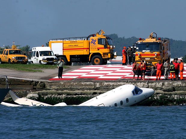 Un Learjet da OceanAir Táxi Aéreo prend un bain a Rio