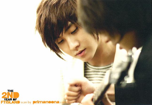 [Scans] Photobook de 2009 pour les Primadonnas (les 2 ans des FT Island) 100402105545910635750972