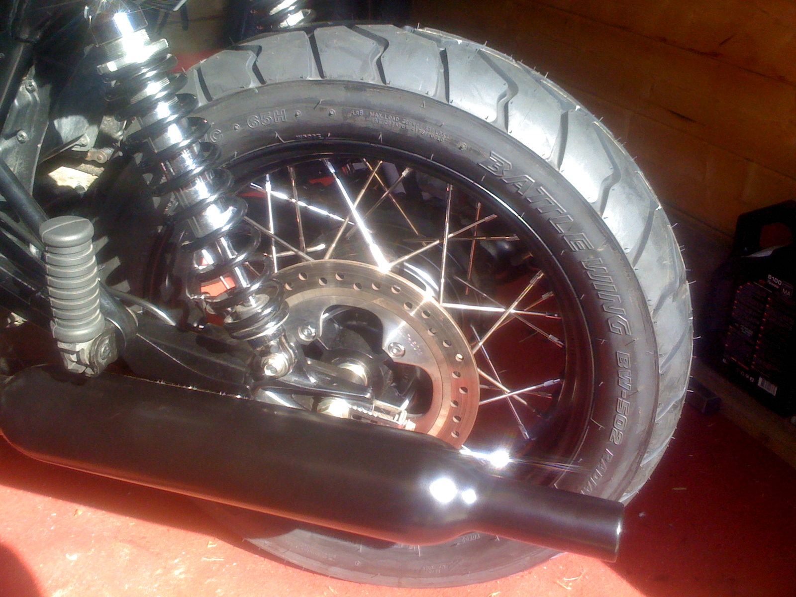 Pneus plus larges Thruxton 100405115558826565770920