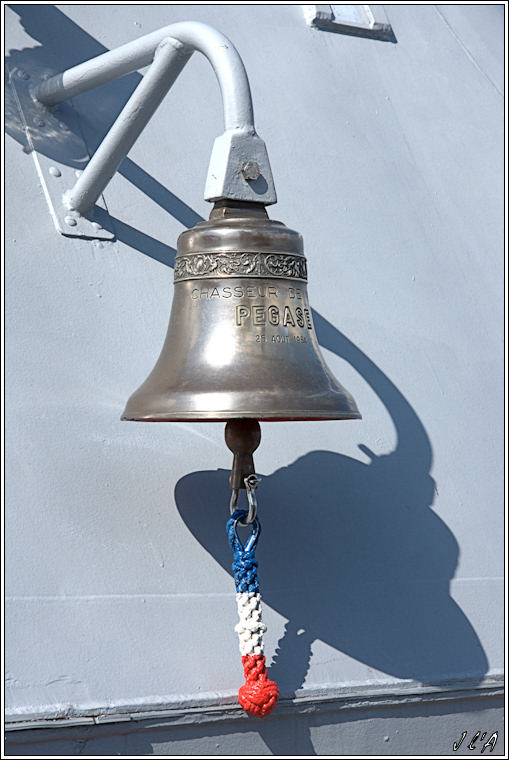 [Autres sujets marine] Les cloches de nos bâtiments (Armés et désarmés) 100616021235743896238787