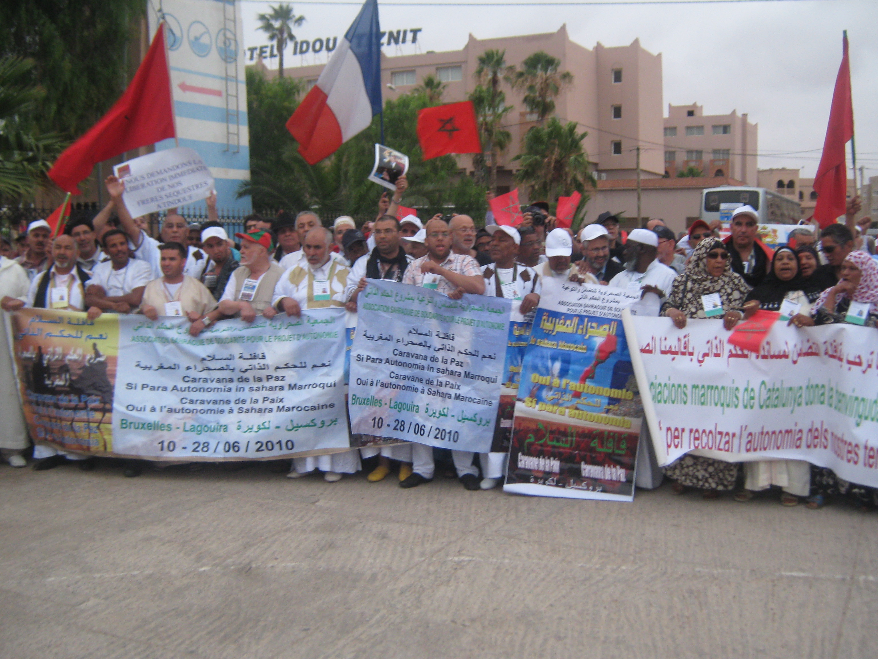 قافلة السلام لتأييد الحكم الذاتي بالأقاليم الجنوبية المغربية تحل بتيزنيت +صور 1006170820481101736242894