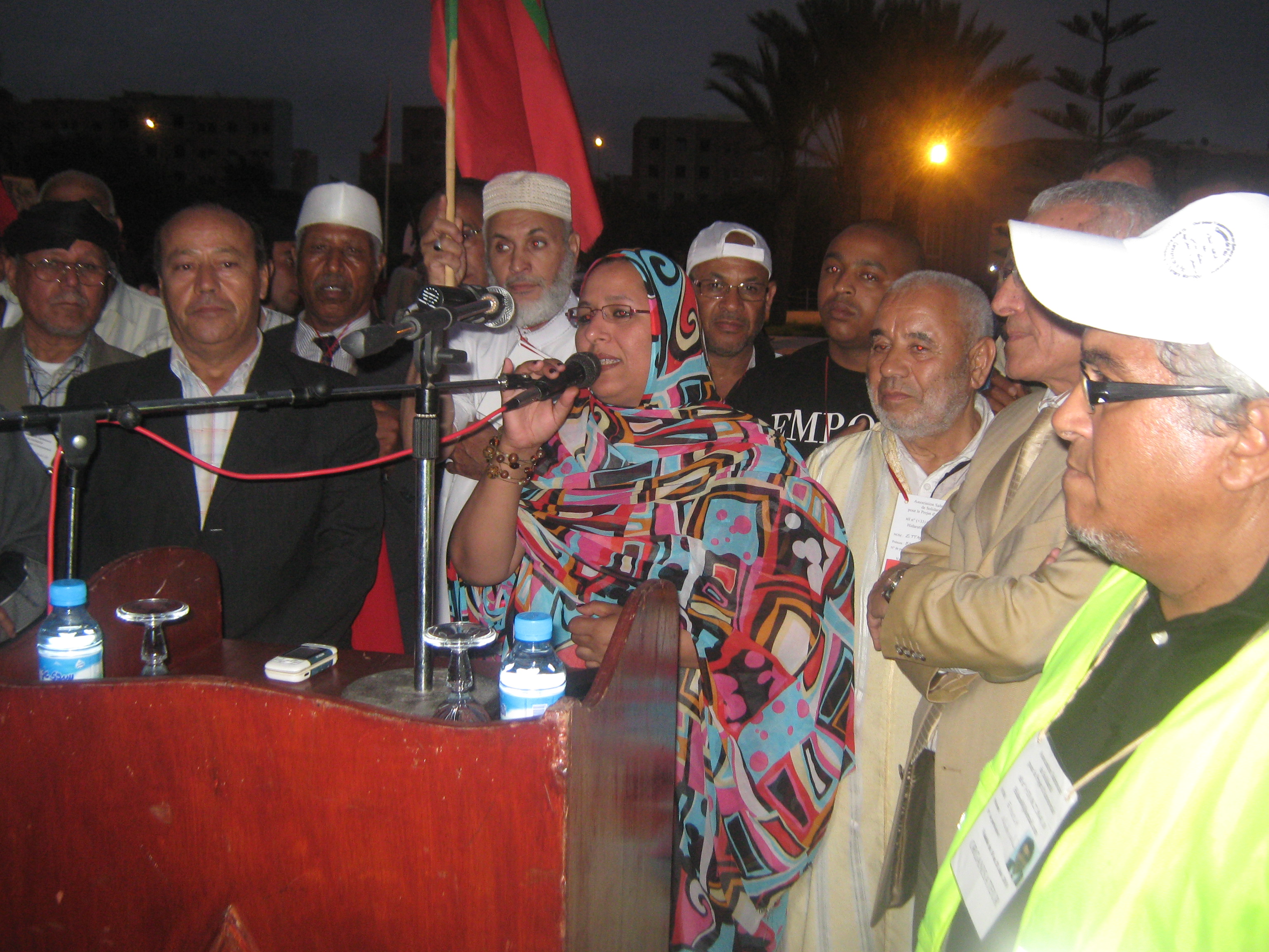 قافلة السلام لتأييد الحكم الذاتي بالأقاليم الجنوبية المغربية تحل بتيزنيت +صور 1006170925521101736243085