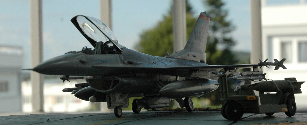 F-16 sur son parking 100805071130615576520691